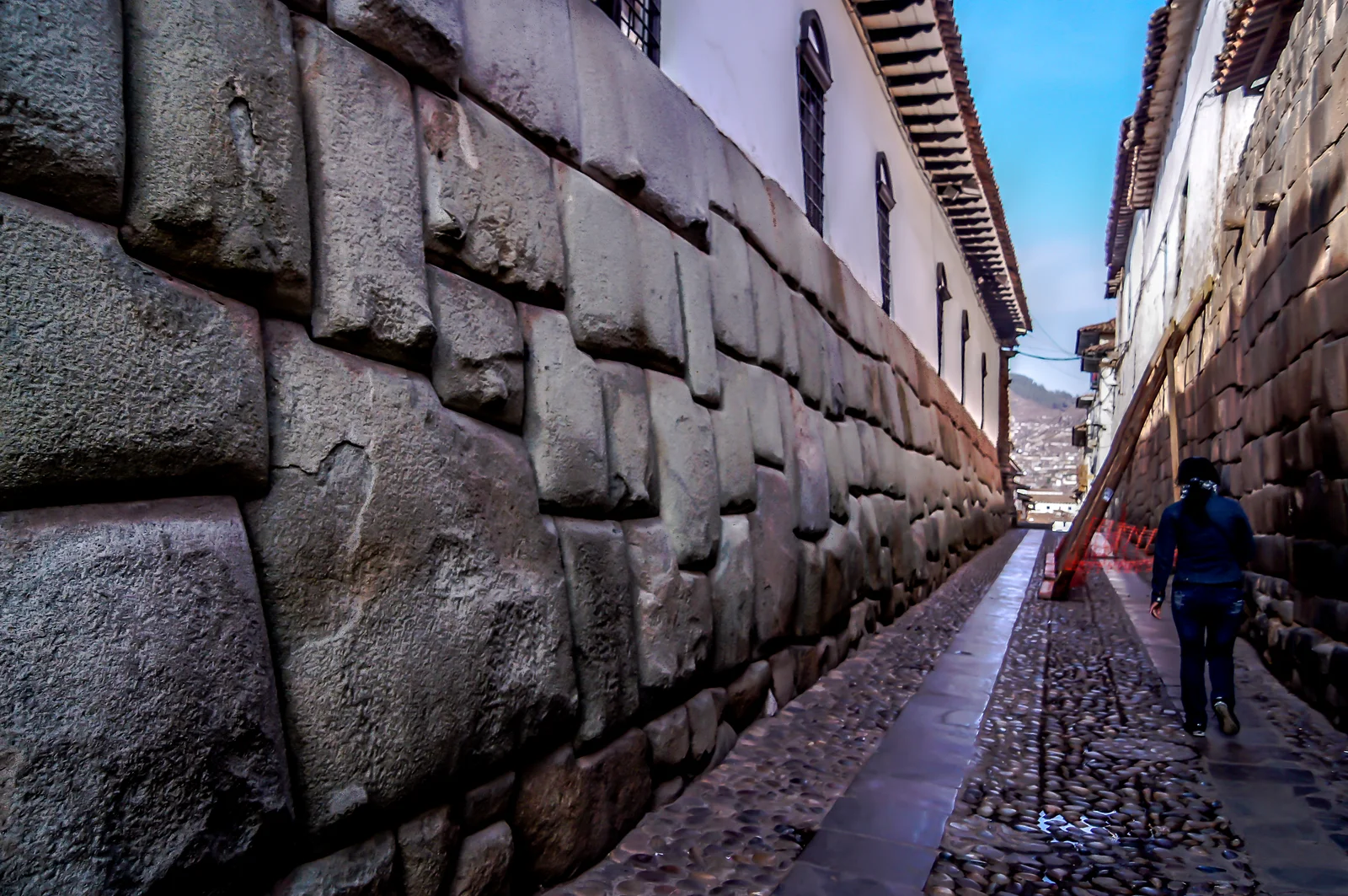 The famous twelve-angled Inca stone fitted without mortar into a wall on Calle Hatun Rumiyoc in Cusco, Peru
