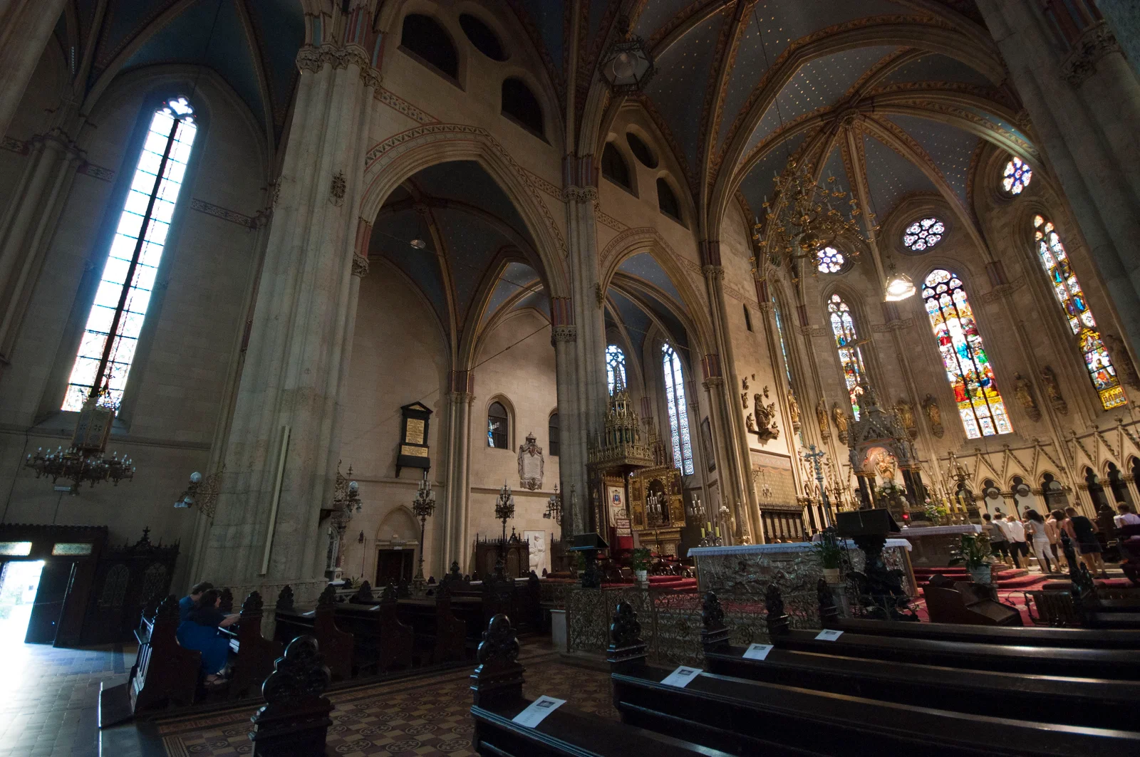 La nef principale et l'abside de la cathédrale de Zagreb vues depuis l'entrée, ses voûtes néogothiques menant vers le maître-autel