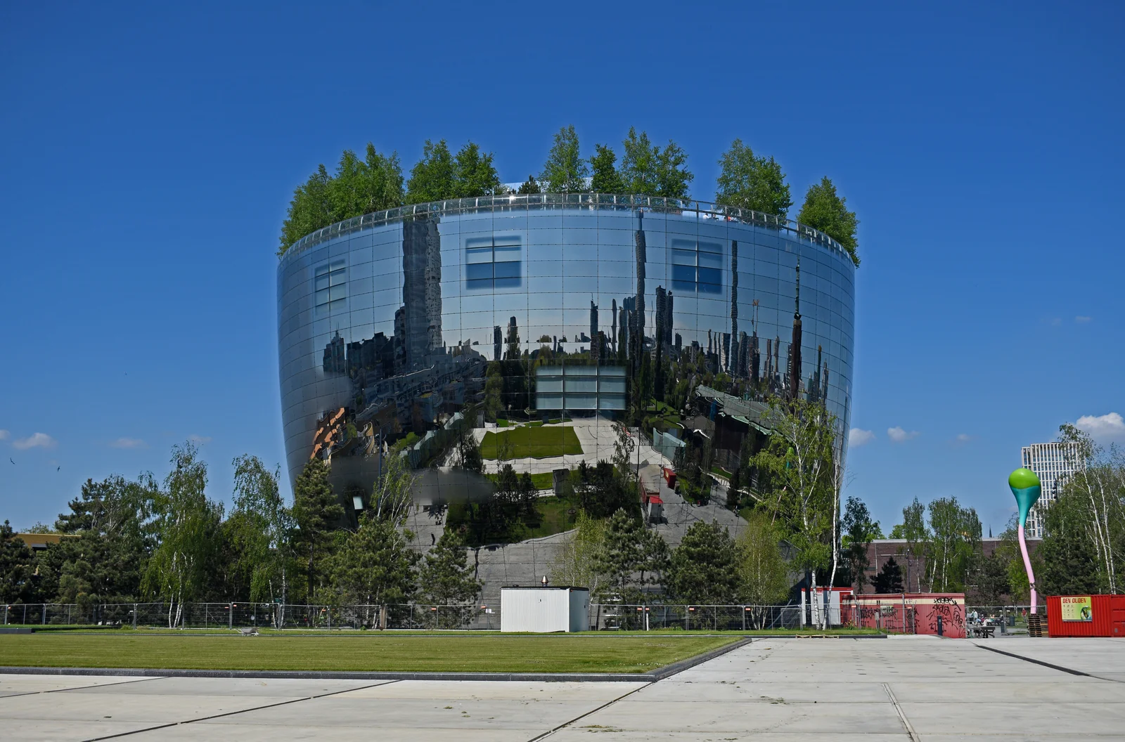 The mirrored, bowl-shaped Depot Boijmans Van Beuningen reflecting its surroundings