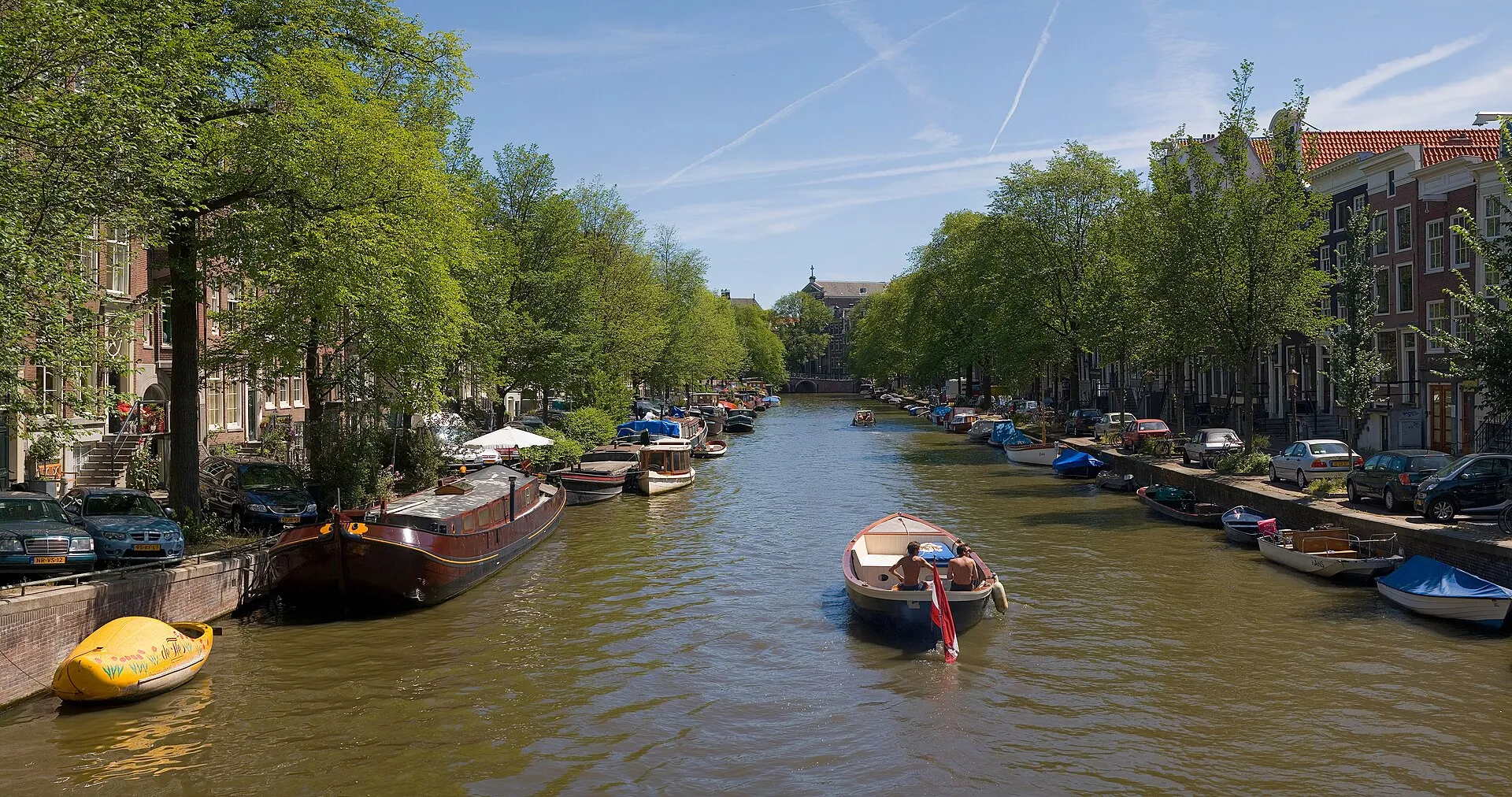 Amsterdam canal houses and boats along the Keizersgracht at dusk