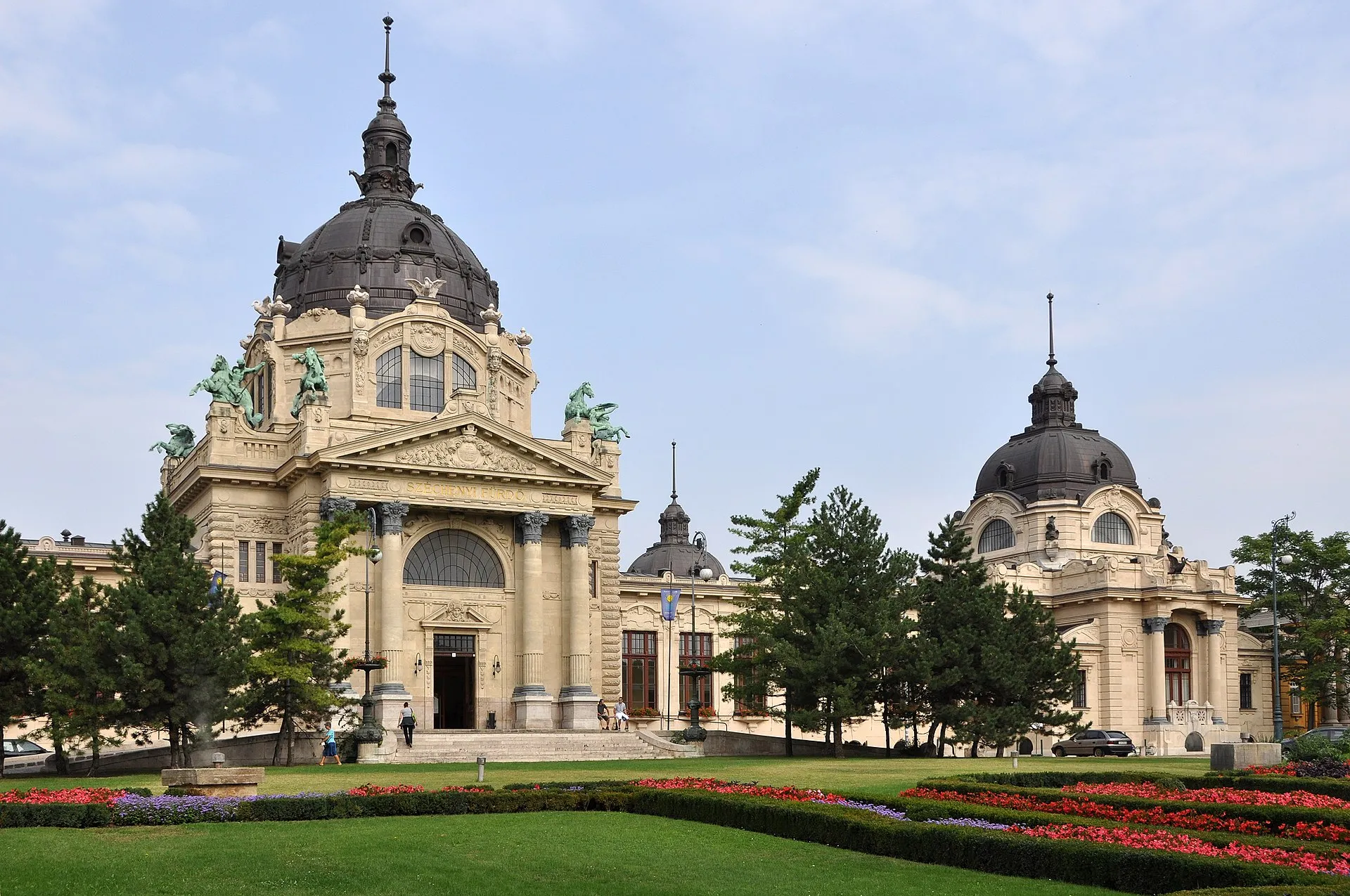 Széchenyi Thermal Bath outdoor pool with bathers and neo-Baroque architecture, Budapest