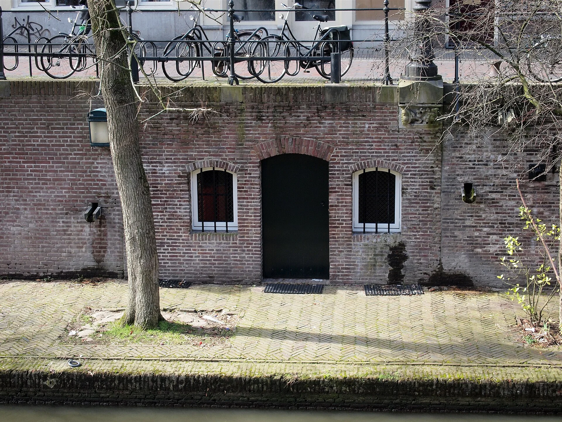 A canal-level wharf along the Oudegracht in Utrecht