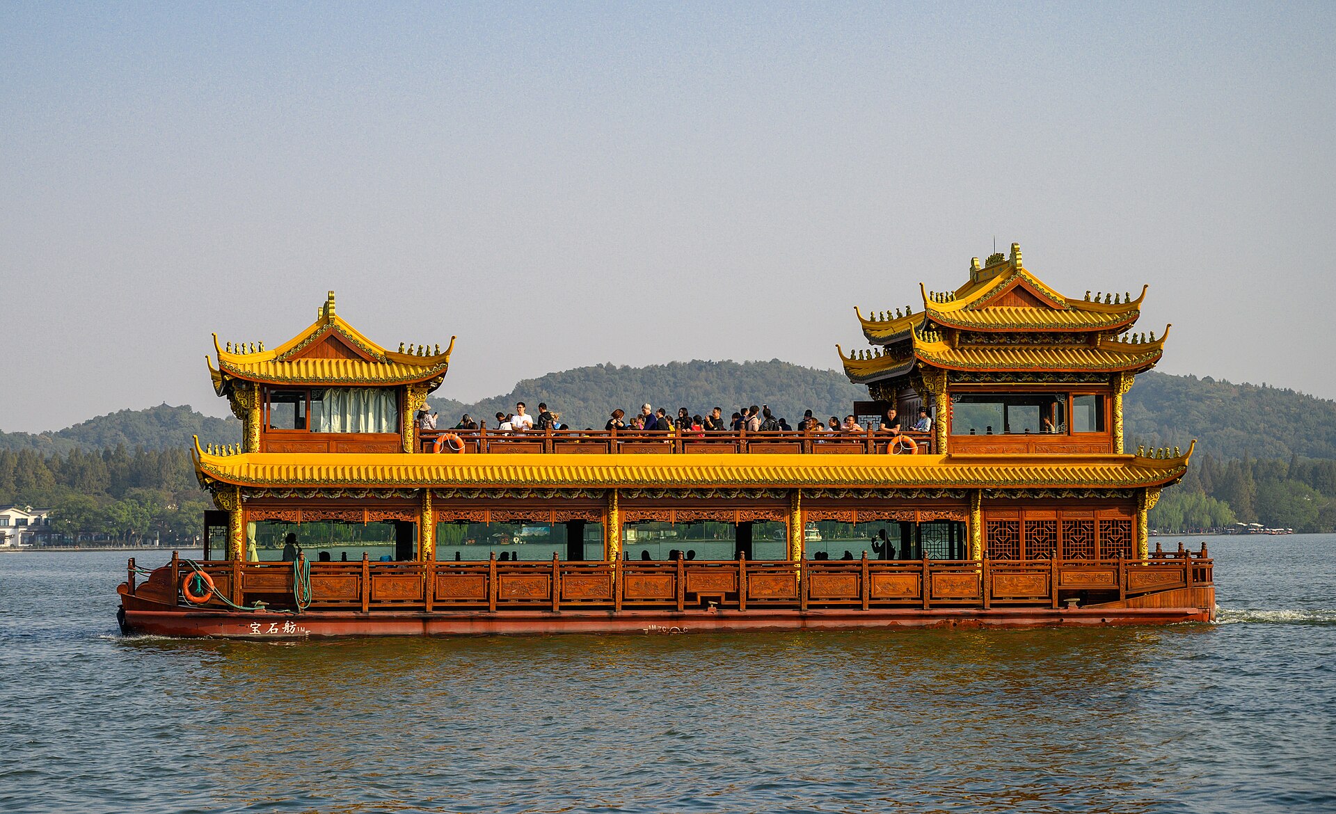 Scenic view of West Lake in Hangzhou with mountains in the background