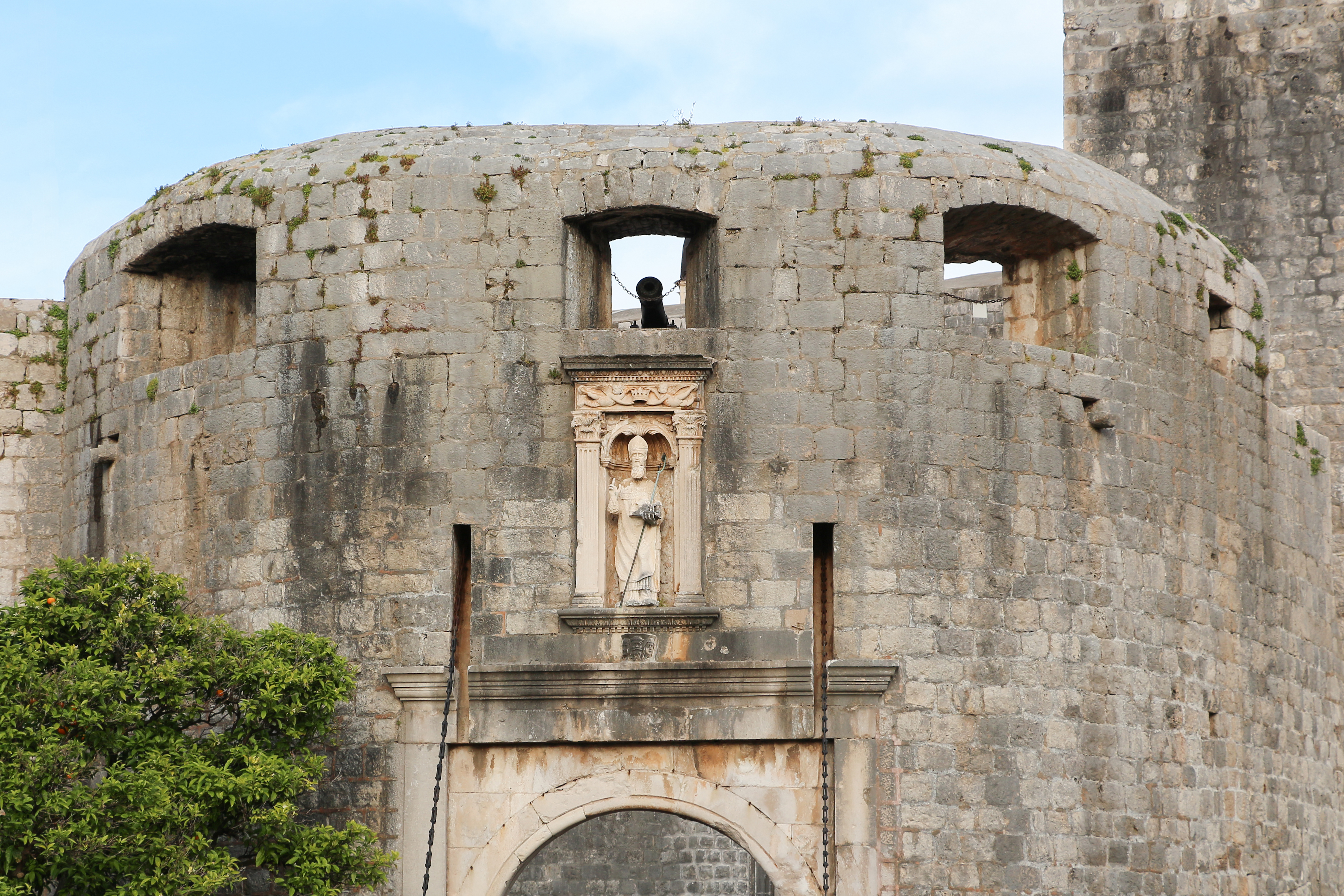 Pile Gate, the main entrance to Dubrovnik old town, with its Gothic arch and drawbridge The baroque Onofrio Fountain and Pile Gate entrance to Dubrovnik's Old Town, where the Stradun limestone main street begins its 300-metre promenade toward the harbour