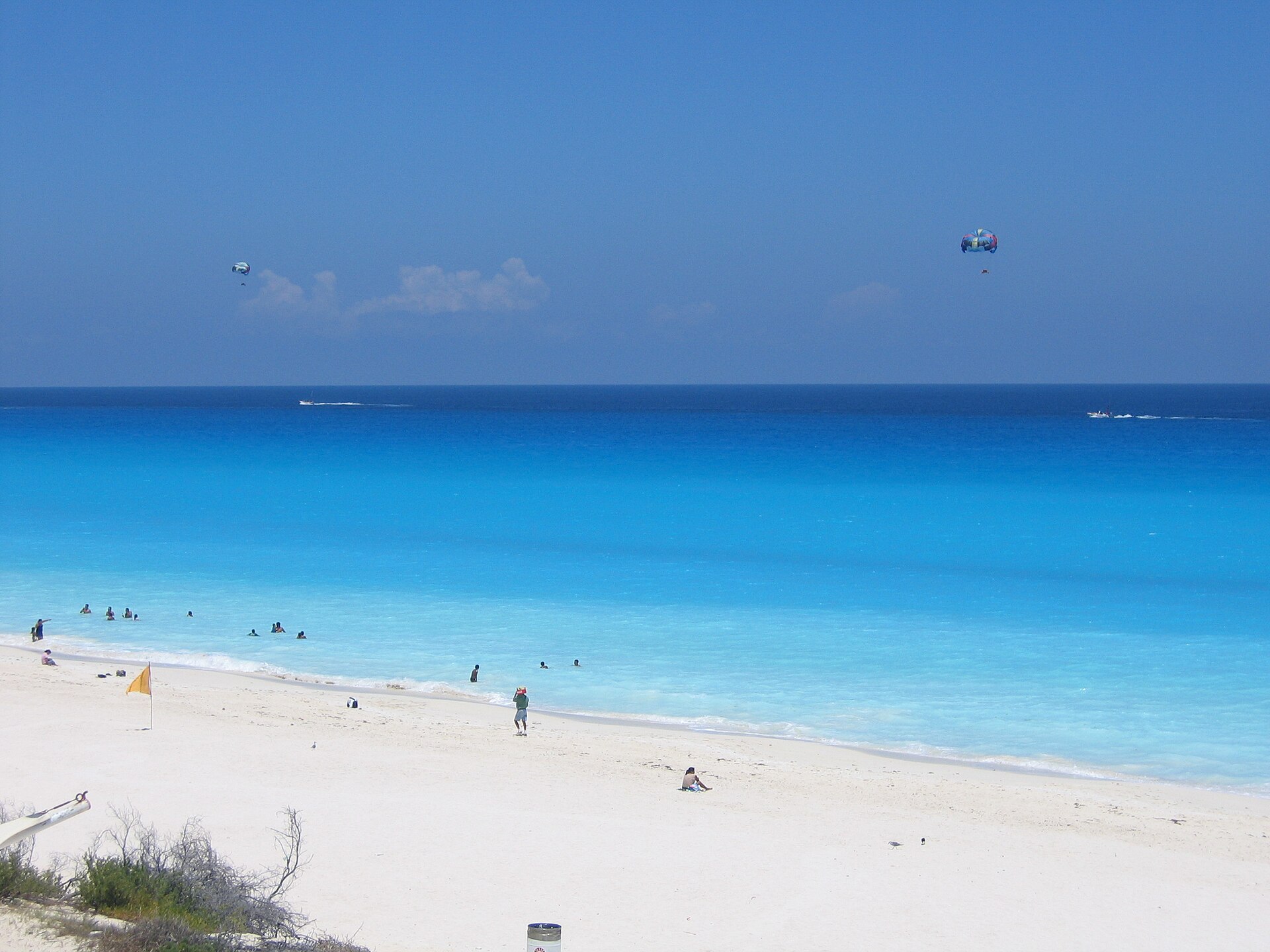 Turquoise Caribbean waters and white sand beaches of Cancún, Mexico