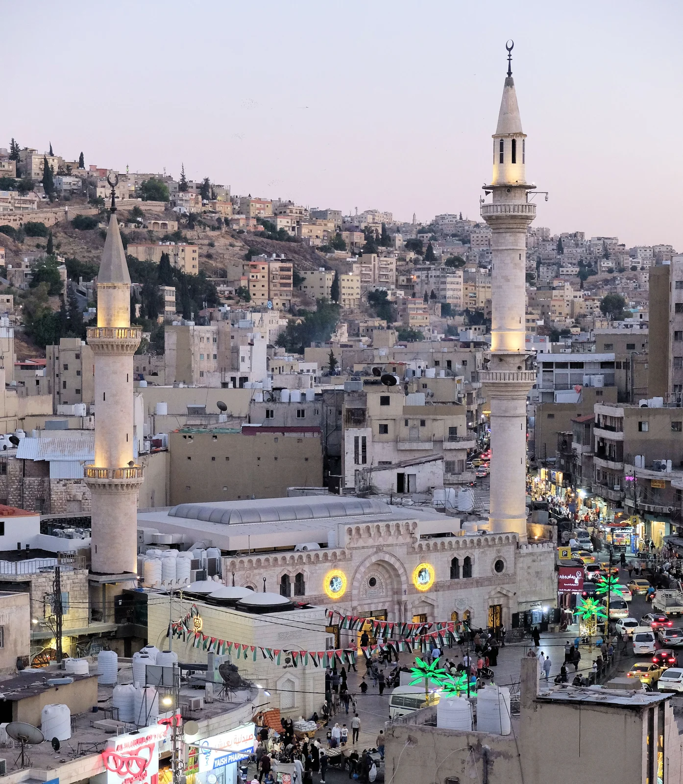 La gran mezquita Al-Husseini, en el centro de Amán, bajo un alto alminar de piedra