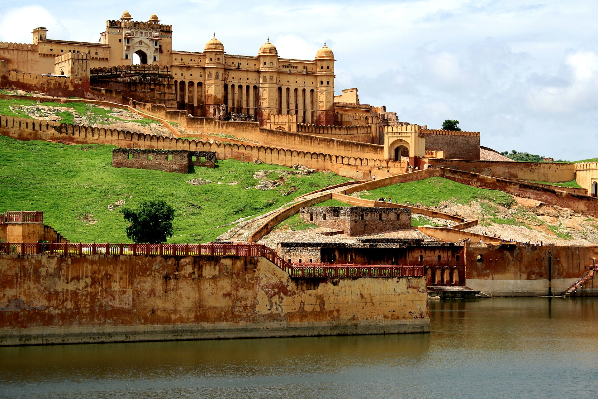 Amber Fort perched on the Aravalli Hills above Jaipur, Rajasthan