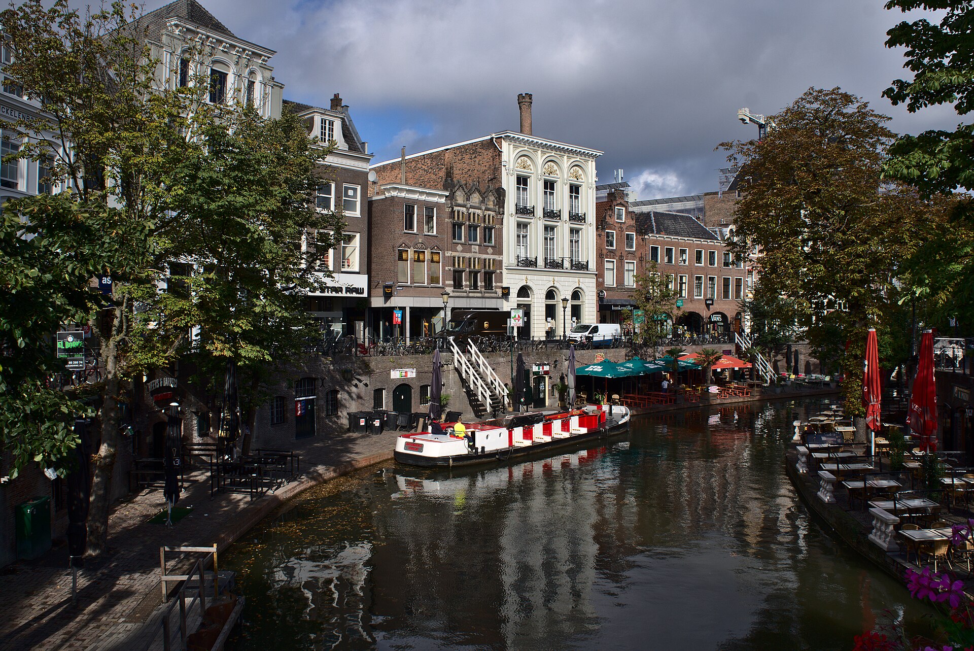 The two-level canal wharves along Utrecht's Oudegracht with waterside terraces