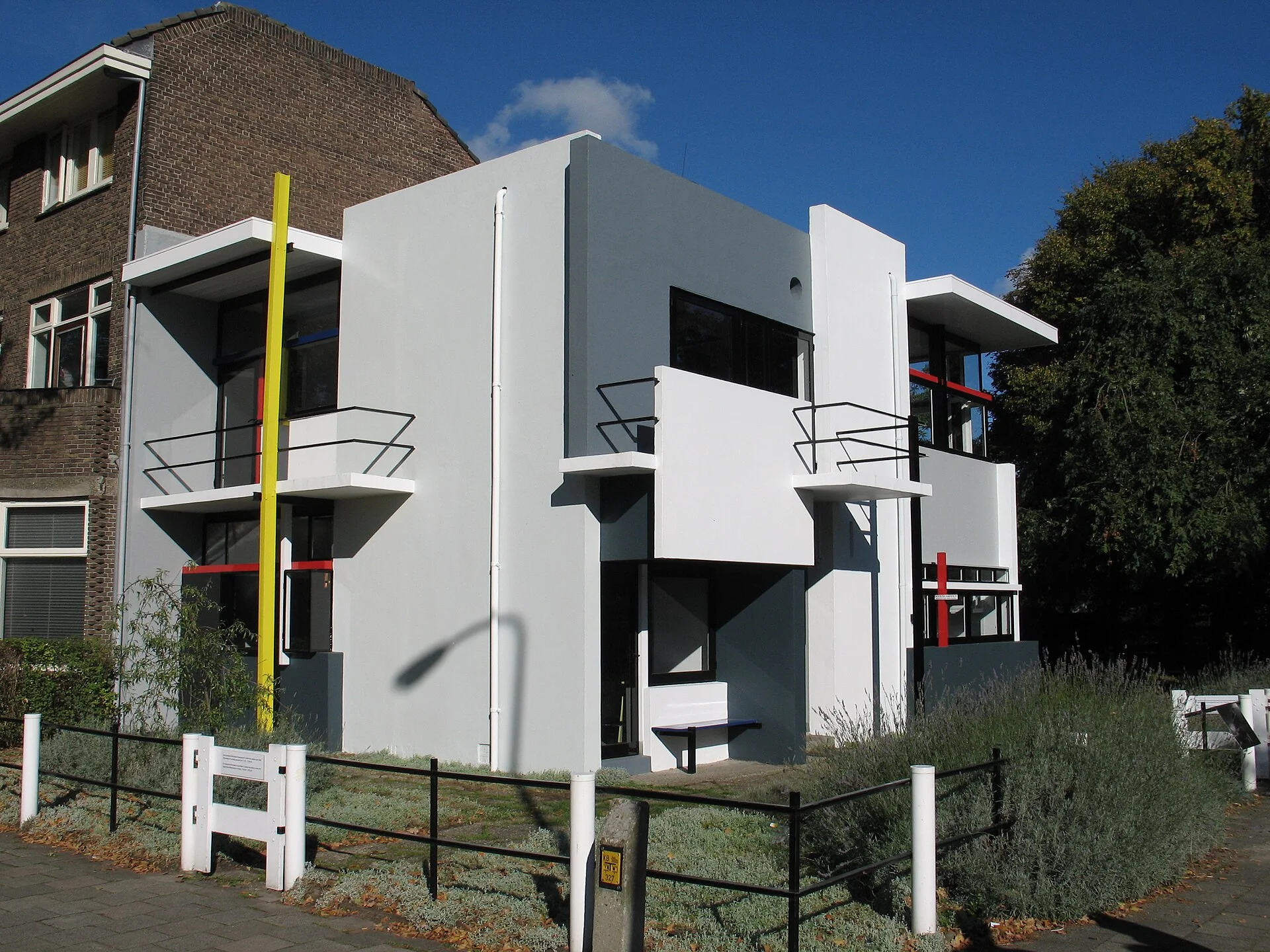 Corner composition of the Rietveld Schröder House facade