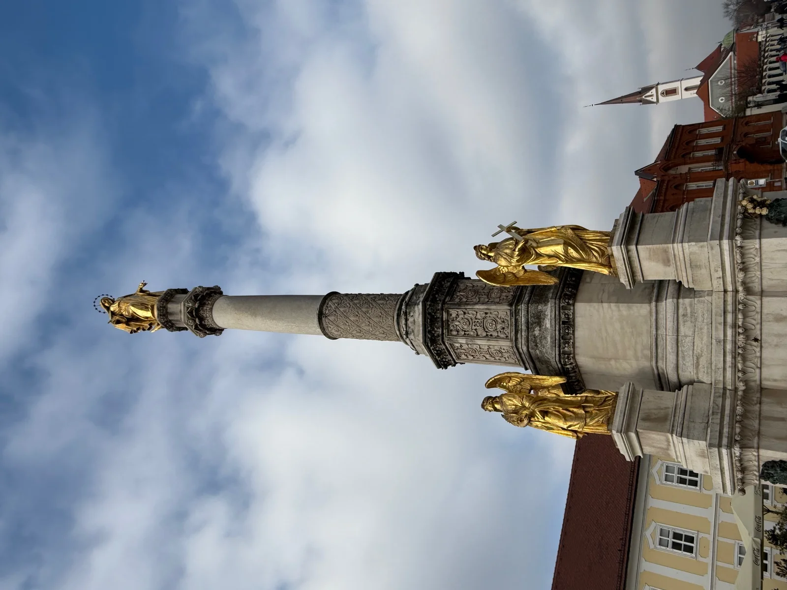 La colonne dorée de la Vierge surmontée de quatre anges, dressée sur la place devant la cathédrale de Zagreb