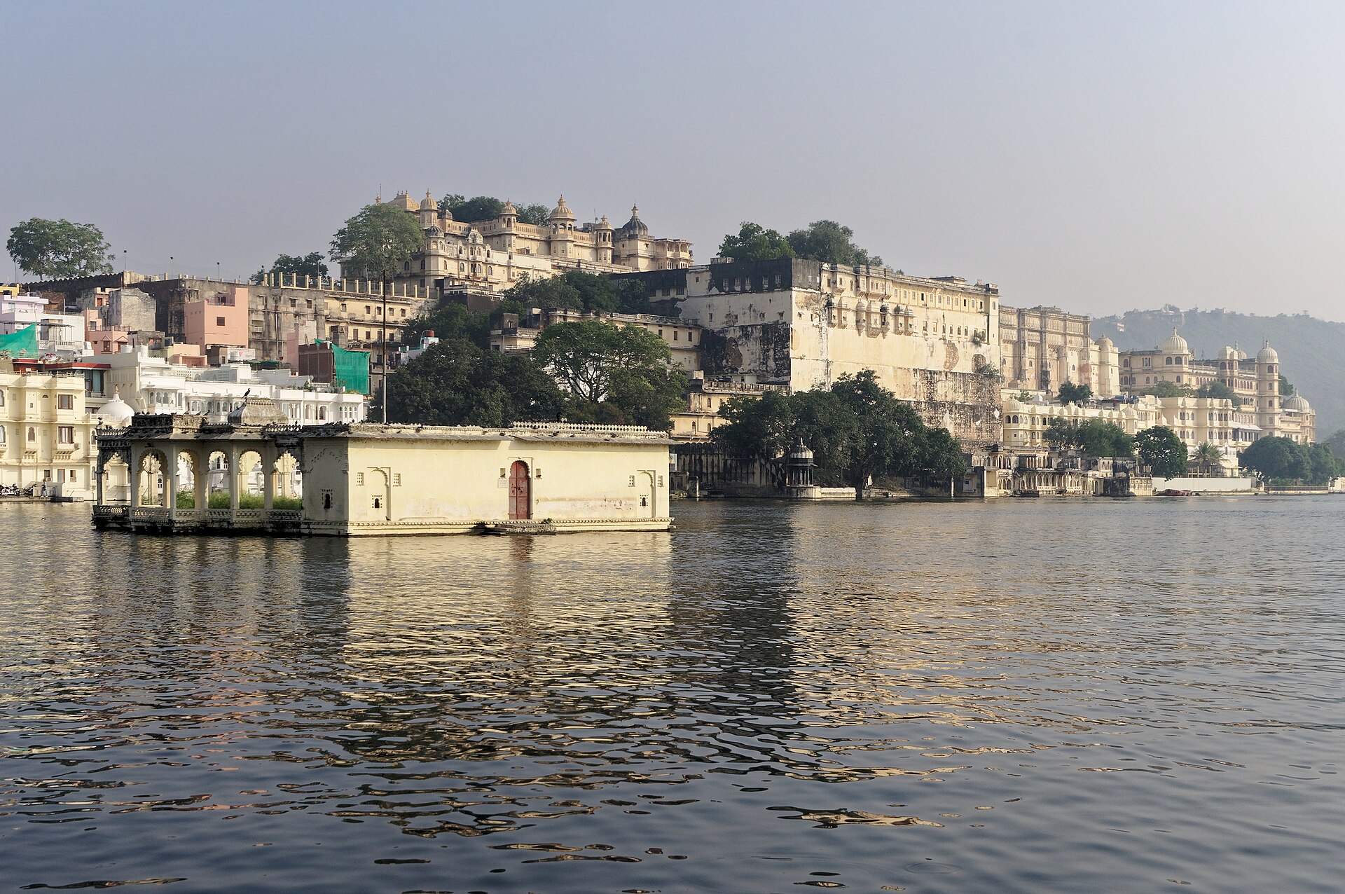 City Palace and Mohan Temple overlooking Lake Pichola in Udaipur