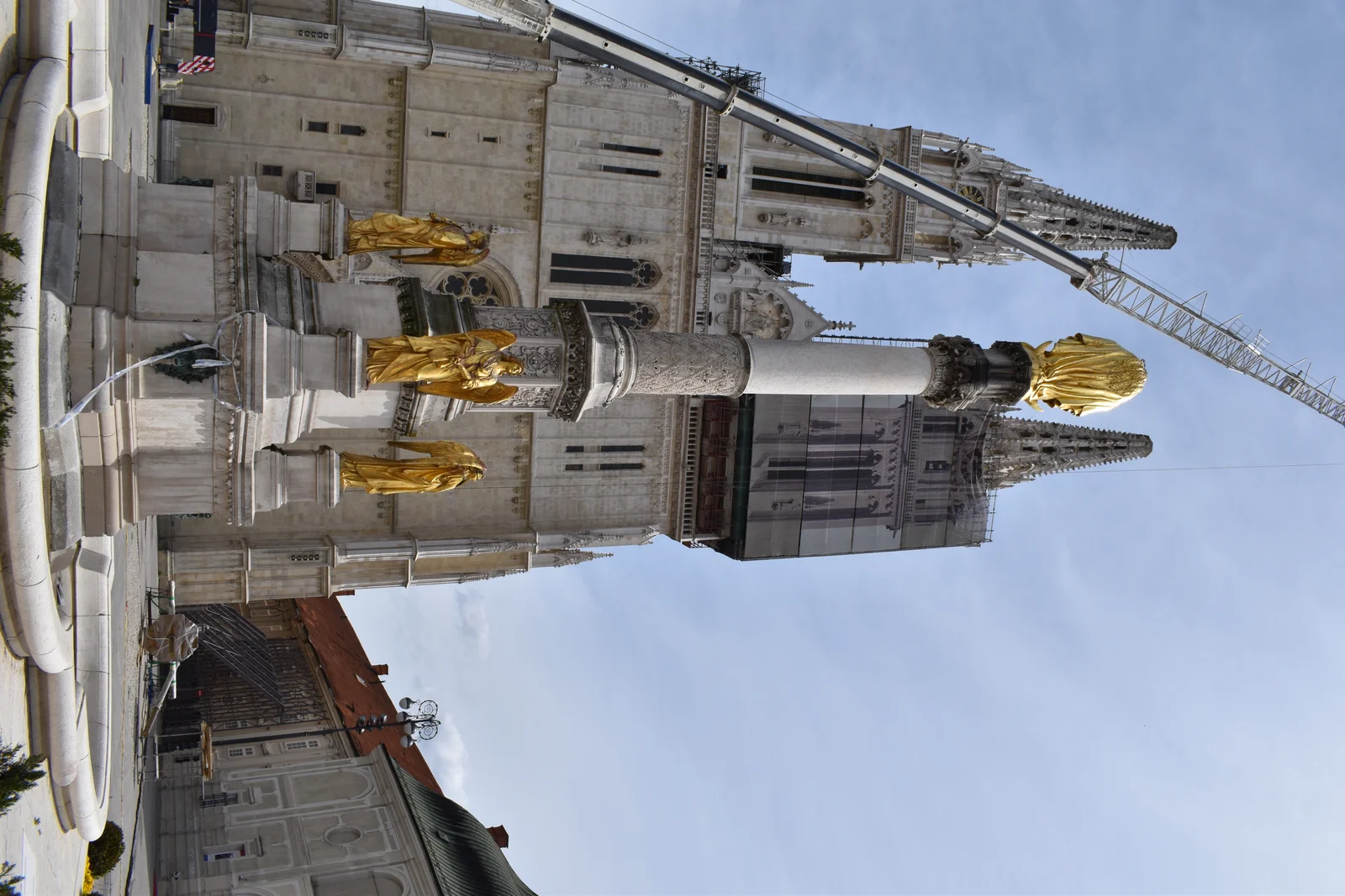 La flèche sud endommagée de la cathédrale de Zagreb après le séisme de mars 2020, son sommet de pierre arraché