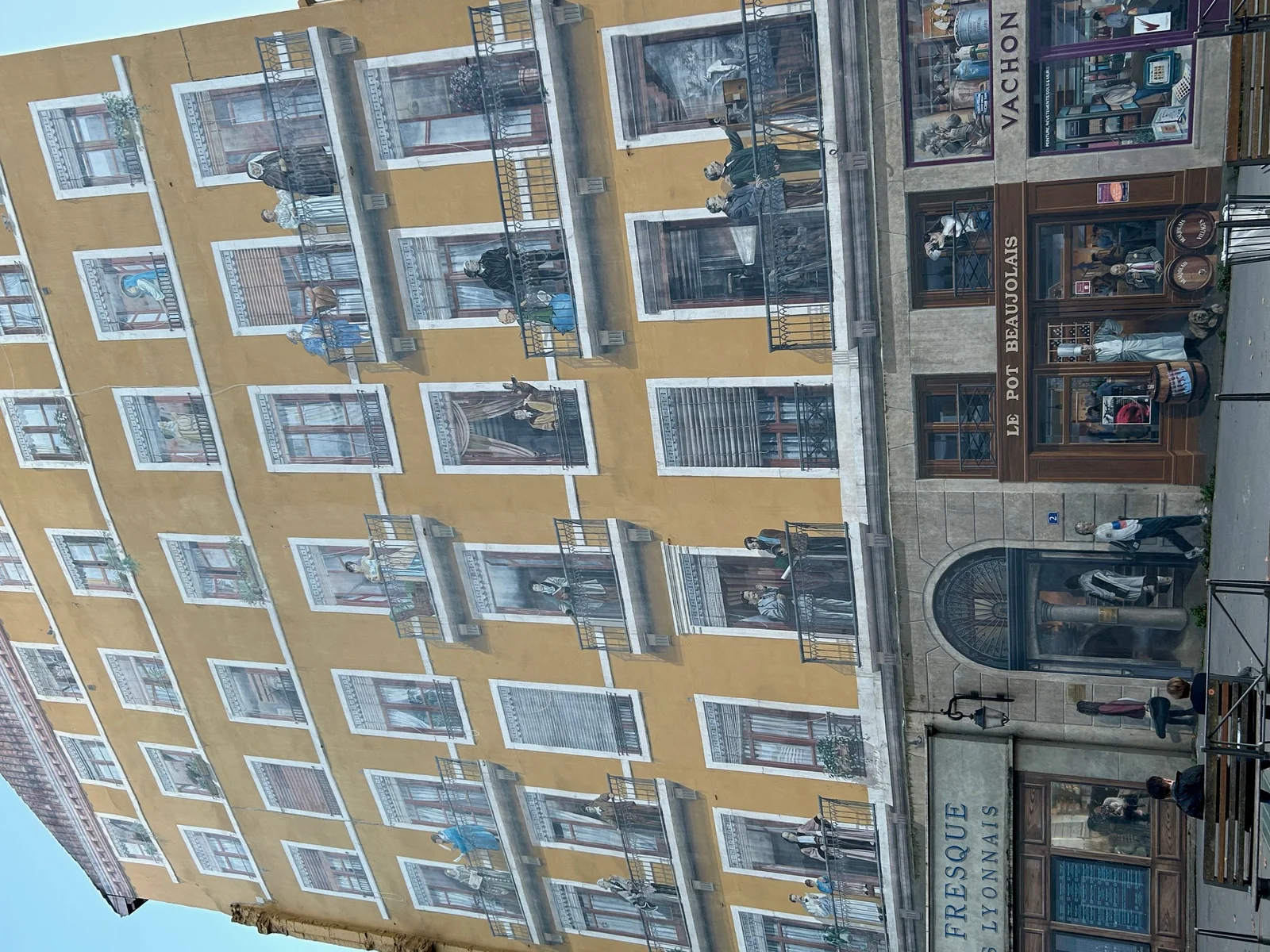 Fresque des Lyonnais trompe-l'oeil mural in Lyon