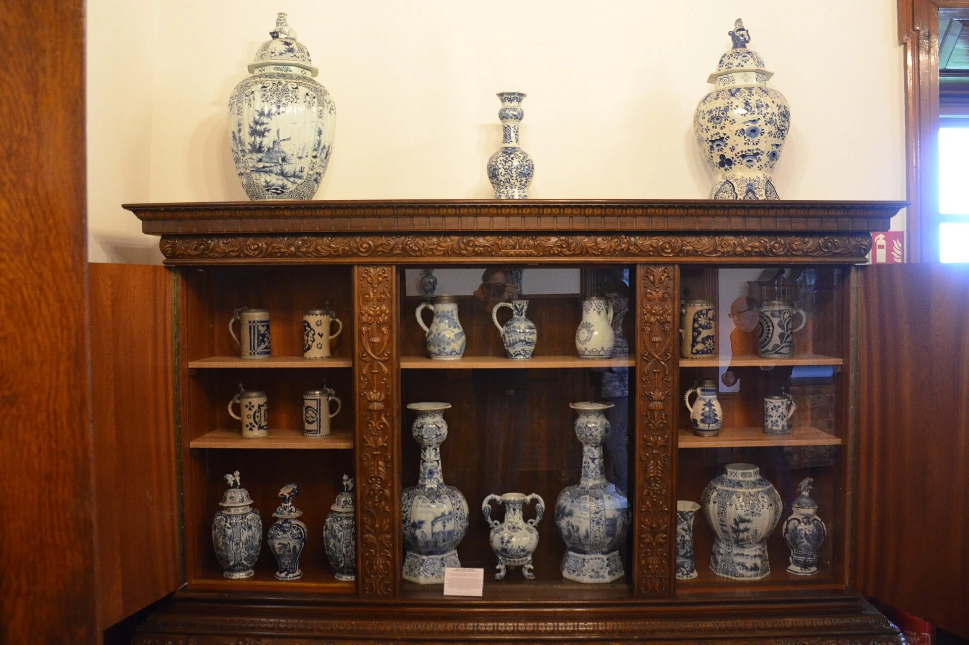 Cabinet displaying blue-and-white Delftware vases and jugs